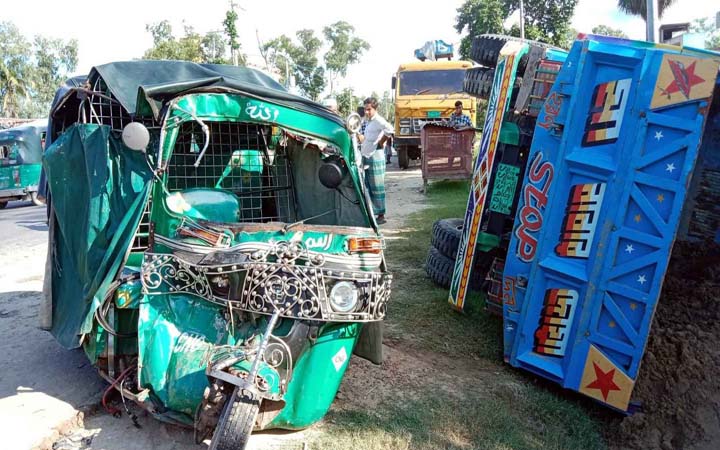 মিরসরাইয়ে সড়ক দুর্ঘটনায় শিশুসহ নিহত ৩